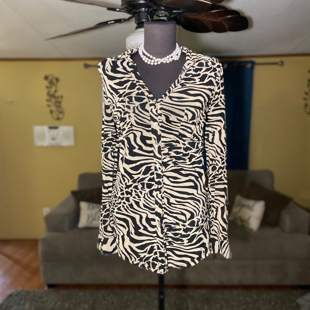 A long sleeves brown and black shirt